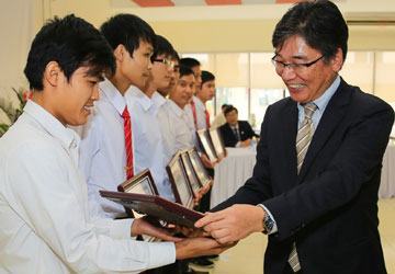 Trao học bổng cho sinh viên kỹ thuật và môi trường 2013