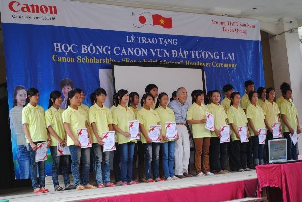 Trao học bổng học sinh nghèo vùng cao vượt khó học giỏi