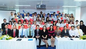 Trao học bổng “Thắp sáng tương lai” cho sinh viên khối kinh tế