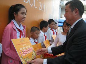 Trao hơn 1.500 suất học bổng cho học sinh nghèo