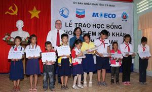 Trao hơn 800 suất học bổng cho học sinh đồng bằng sông Cửu Long