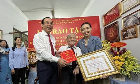 Trao huy hiệu 85 năm tuổi Đảng cho ông Nguyễn Thọ Chân