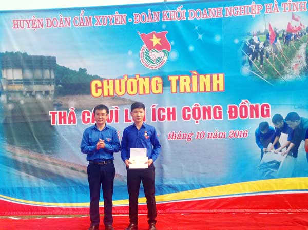 Trao huy hiệu “Tuổi trẻ dũng cảm” cho đoàn viên cứu sống 2 em nhỏ bị đuối nước