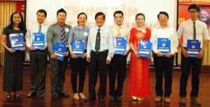 Trao quyết định thành lập 22 trung tâm ngoại ngữ – tin học