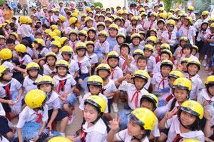 Trao tặng 11.000 mũ bảo hiểm cho học sinh và giáo viên