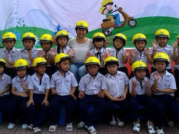 Trao tặng gần 4.000 mũ bảo hiểm cho học sinh tiểu học