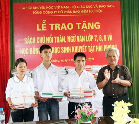 Trao tặng sách chữ nổi và học bổng cho học sinh khiếm thị Hải Phòng