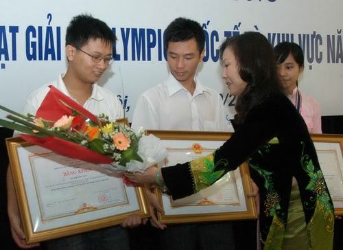 Trao thưởng 30 học sinh đoạt giải kỳ thi Olympic