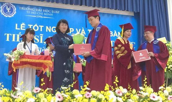 Phó Chủ tịch nước trao bằng tốt nghiệp cho thạc sĩ luật