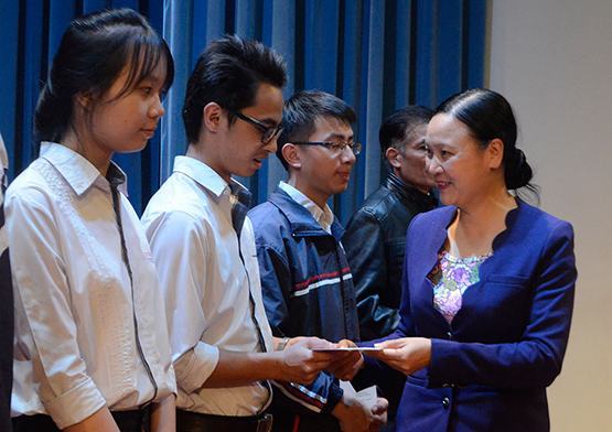 Gần 400 học sinh nhận học bổng Quỹ tấm lòng vàng