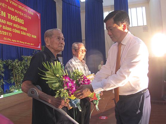 Huyện Củ Chi: Trao Huy hiệu Đảng cho 89 đảng viên