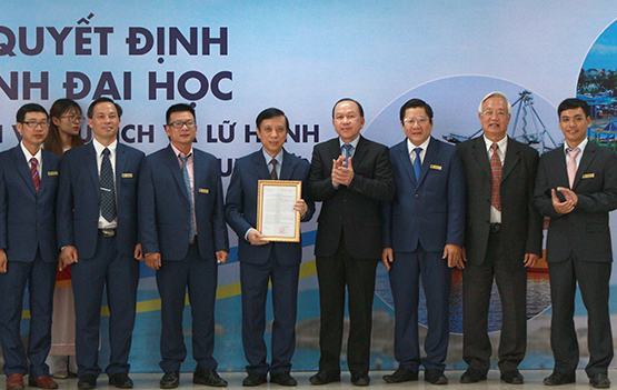 Bộ GD-ĐT trao quyết định mở 2 ngành cho BVU