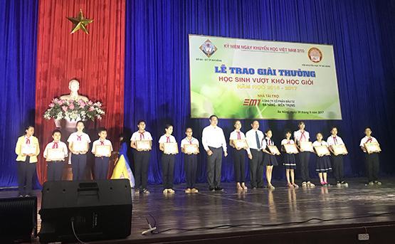 Trao học bổng cho học sinh nghèo vượt khó