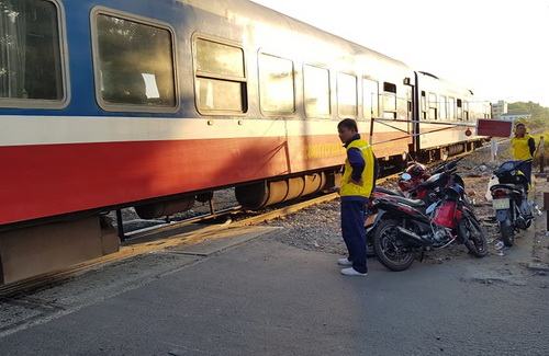 Tàu trật bánh ở Đồng Nai, hơn 700 khách về TP HCM bằng ôtô