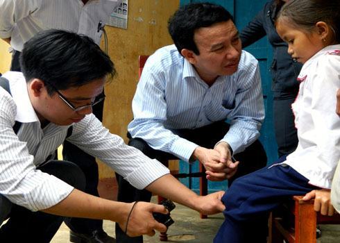 Trẻ con nghỉ học hàng loạt vì sợ lây bệnh da lạ