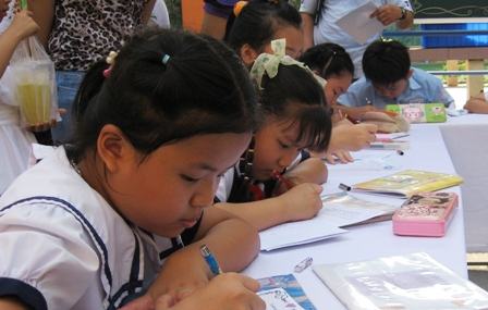 Trẻ học chữ trước khi vào lớp 1: Nỗi niềm của giáo viên