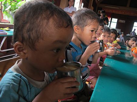 Trẻ mẫu giáo ăn cơm với… muối ớt