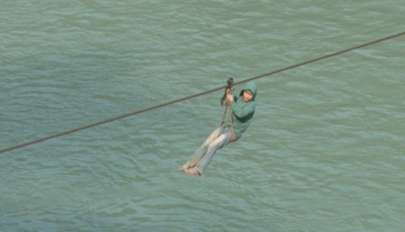 Trẻ Nepal cũng “đu dây qua sông” để đi học