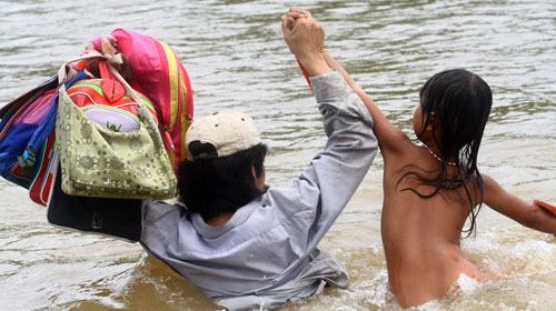 Trẻ thơ vượt sông tìm chữ: Huyện chưa có tiền xây cầu