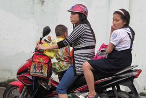 Trẻ trên 6 tuổi không đội mũ bảo hiểm sẽ bị xử phạt