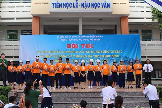 Cùng học sinh tuyên truyền bảo vệ động vật hoang dã