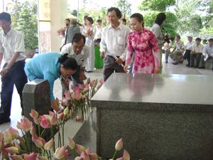 Tri ân các liệt sĩ cán bộ tuyên huấn Khu 8