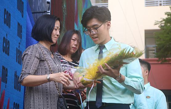 Trường Trương Vĩnh Ký đón nhận Huân chương Lao động hạng nhì