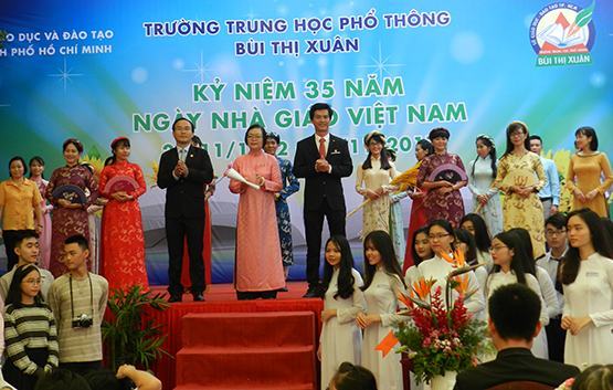 Trường THPT Bùi Thị Xuân: Học sinh tri ân thầy cô nhân Ngày Nhà giáo Việt Nam