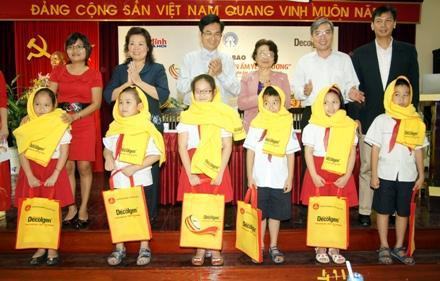 Triển khai chiến dịch tặng khăn quàng cổ cho trẻ em vùng khó khăn