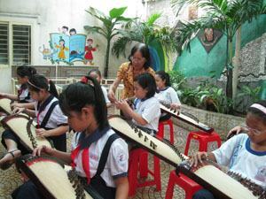 Triển khai giảng dạy âm nhạc dân tộc trong nhà trường: Thiếu nhạc cụ lẫn giáo viên