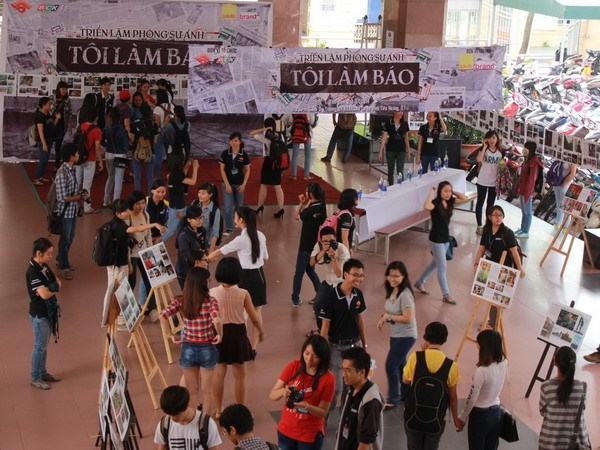 Triển lãm ảnh “Tôi làm báo” của sinh viên khoa Báo chí