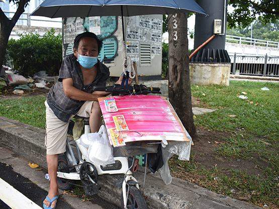 Người bị tác động bởi dịch Covid-19 nhận hỗ trợ qua tài khoản cá nhân