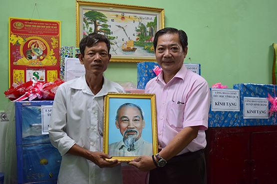 Triển lãm Tự hào công nhân thành phố anh hùng