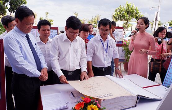 Triển lãm báo chí về Hoàng Sa