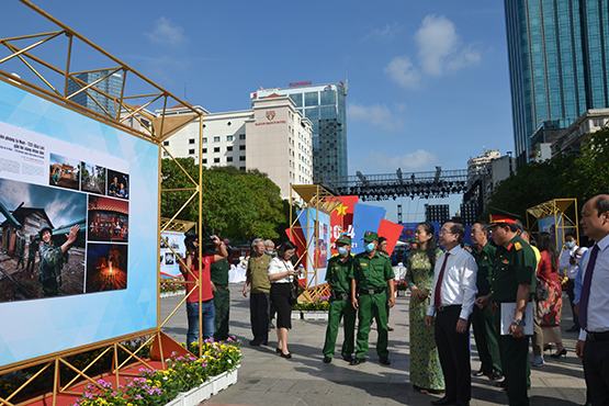 Khai mạc Triển lãm Kỷ niệm 46 năm Giải phóng miền Nam, thống nhất đất nước