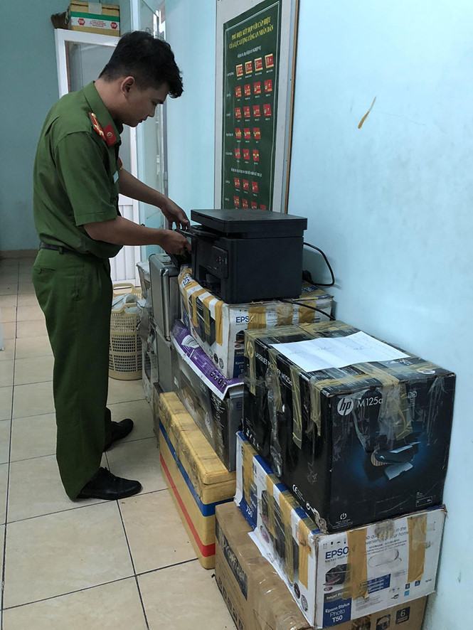 Triệt phá đường dây làm giấy tờ giả cực lớn - ảnh 1