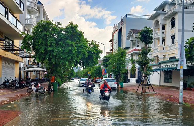 Triều cường chưa dâng cao, TP.HCM đã có nơi ngập