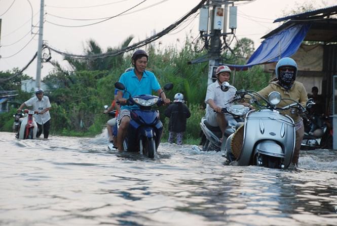 Triều cường dâng cao, gây ngập tại TP.HCM