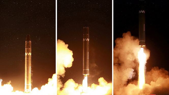 Hình ảnh chụp thời điểm Hwasong-15 rời bệ phóng trong một đợt thử nghiệm /// Reuters