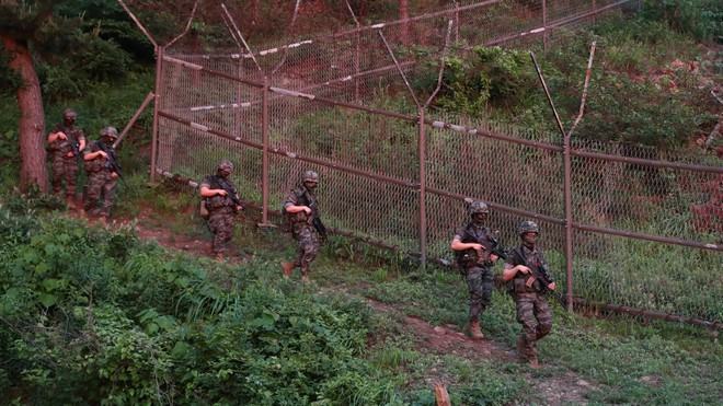 Binh lính Hàn Quốc tuần tra tại giới tuyến liên Triều /// AFP