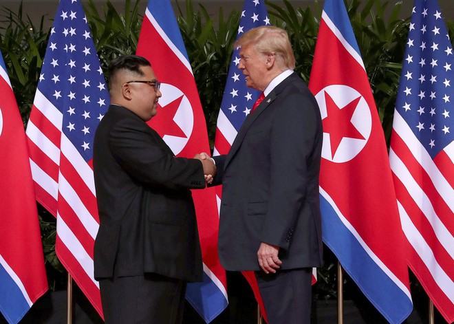 Tổng thống Trump (phải) và lãnh đạo Triều Tiên Kim Jong-un tại cuộc gặp ở Singapore ngày 12.6.2018 ///  Reuters