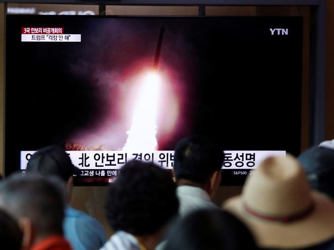 Người dân Hàn Quốc theo dõi tin tức về cuộc phóng tên lửa của Triều Tiên /// Reuters