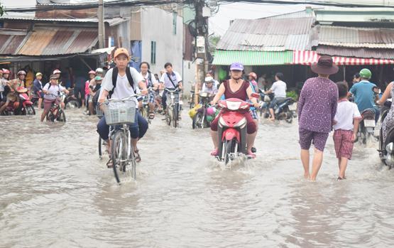 TP.HCM: Lại điêu đứng vì triều cường