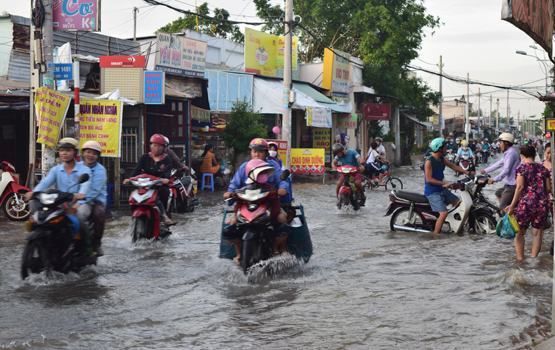 Người Sài Gòn lại… vật vã với triều cường