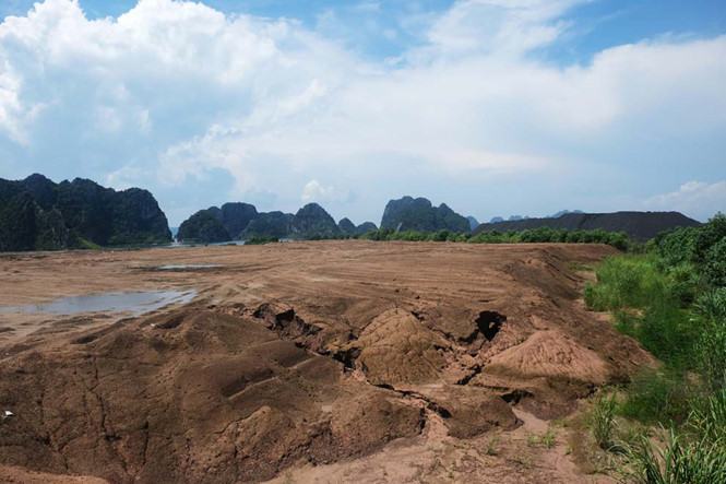 Bãi tro xỉ của Nhà máy nhiệt điện Cẩm Phả - TKV đang uy hiếp môi trường /// Ảnh: Lã Nghĩa Hiếu