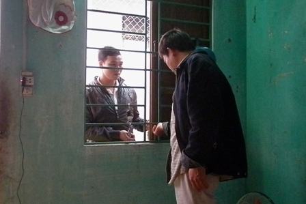 C&ocirc;ng an phường An Mỹ c&oacute; mặt tại hiện trường vụ trộm để điều tra.