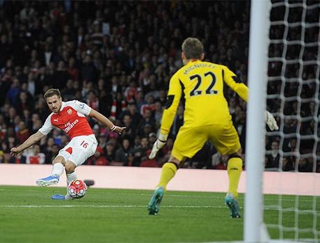 Trọng tài sai lầm, Arsenal và Liverpool bất phân thắng bại