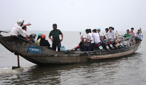 Tròng trành đò ngang đến lớp