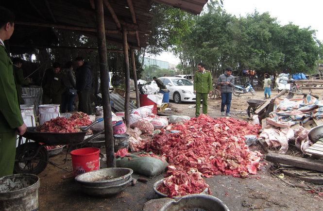  Da trâu, bò, mỡ động vật để tràn lan trong cơ sở - Ảnh: CTV 