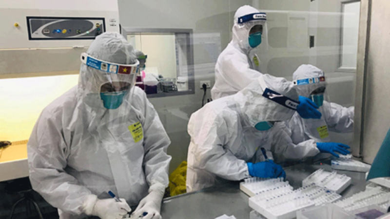 Xử lý mẫu xét nghiệm Covid-19 tại Bắc Ninh /// ẢNH TUẤN DŨNG
